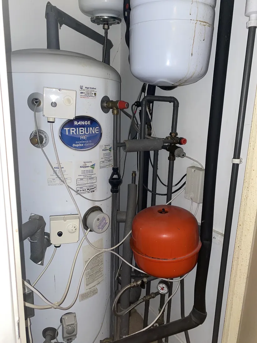 Unvented hot water cylinder with expansion vessel